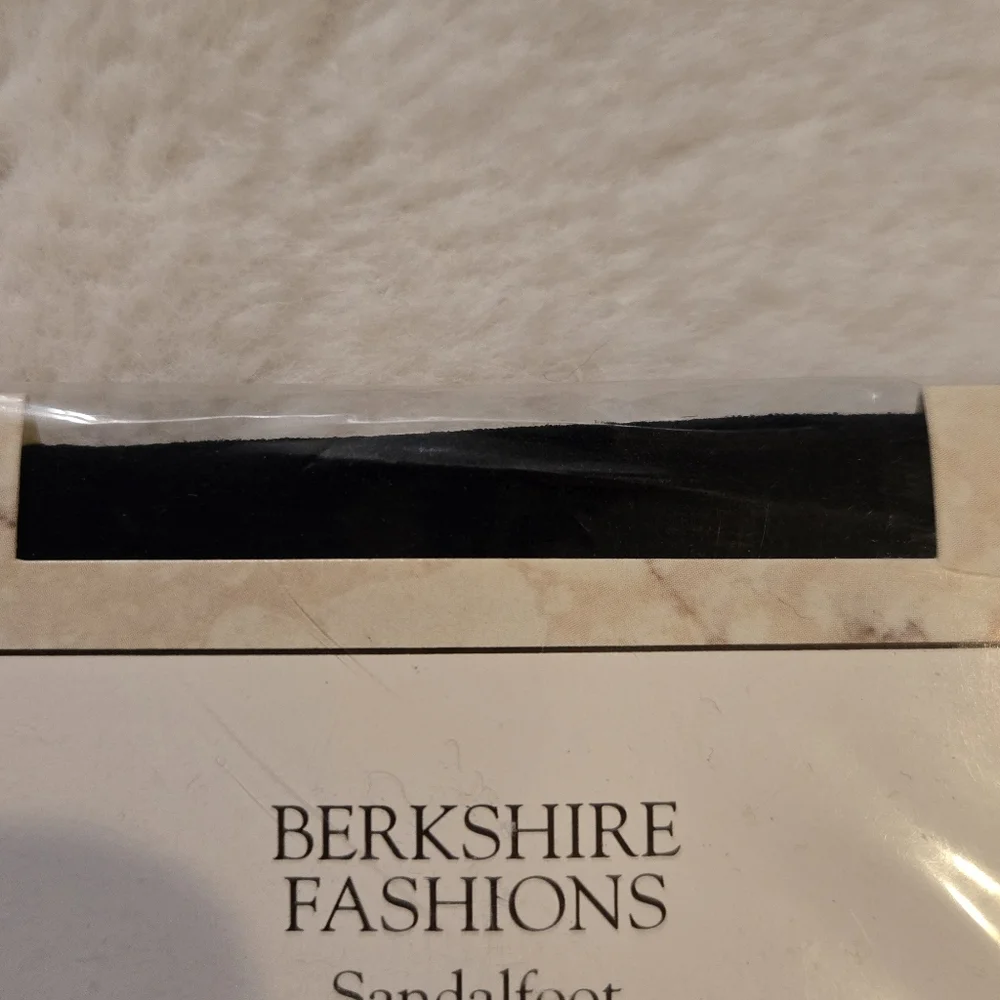 Beautifully Berkshire Lycra Opaque Control Top Sandalfoot 4620 Navy Sz 3-4 New